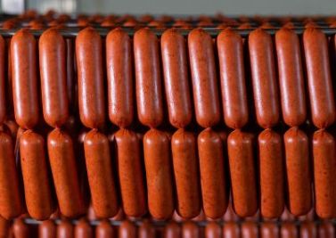 Hình xúc xích treo trong tủ hấp